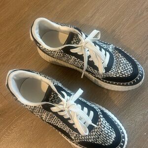 Universal thread size 9 women’s sneakers black and white